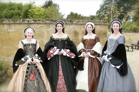 what did tudor women wear.